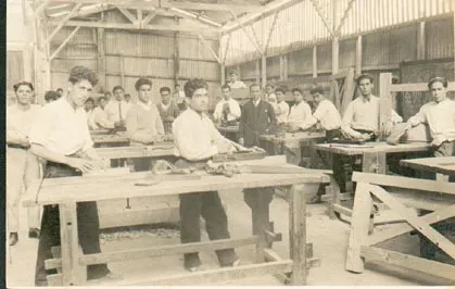 Hombres trabajando en taller de carpintería