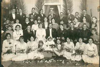 Retrato grupal mixto con novios