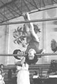 Gimnasta María José Cabellos entrena en las Barras Asimetricas