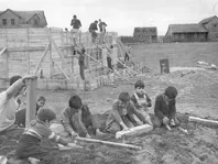 Trabajos Voluntarios, Chiloé. Los niños ayudan mientras los universitarios trabajan.