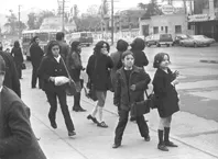 Estudiantes primarios en la Gran Avenida José Miguel Carrera