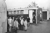 Estudiantes Primarios en buses aulas en campamento Che Guevara