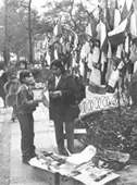Vendedor de banderas en la Plaza de Armas de Santiago