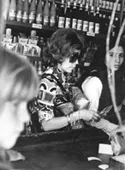 Dama elegante comprando en almacén