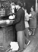 Obrero comprando