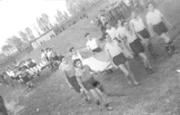 Atletas Desfilando Frente a las Tribunas Portando una Bandera Chilena y una Americana