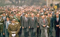 Presidente Aylwin aparece junto a Gabriel Valdés y el General de Carabineros Rodolfo Stange