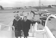 Presidente Aylwin y esposa en Aeropuerto de Buenos Aires.