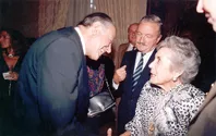 Su Excelencia y Sra H. Bussi de Allende, en la Inauguración Internacional Socialista, Ministerio de