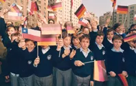 Estudiantes Saludando la llegada del Canciller Alemán Helmut Kohl