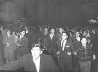 Euforia en las Calles por Triunfo Futbolistico, Chile versus Yugoslavia Mundial del 62