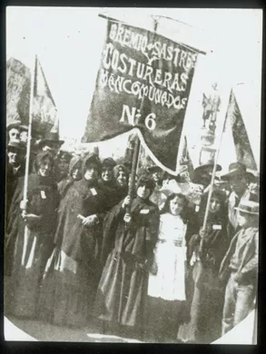 Movilización de costureras durante celebración del 1º de mayo en Valparaíso