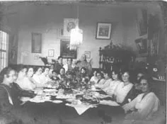 Retrato grupal femenino en torno a una mesa
