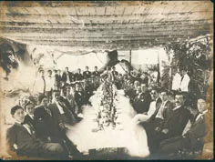 Retrato grupal masculino en una mesa