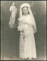 Retrato infantil femenino celebrando su Primera Comunión
