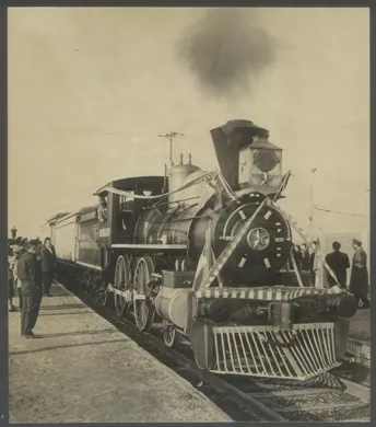 Locomotora adornada durante durante la celebración del centenario