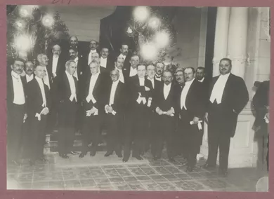 Grupo de caballeros en el Club de la Unión