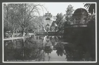 Vista de la laguna del Parque Forestal y del Museo de Bellas Artes