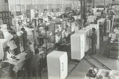 Ensamblaje de refrigeradores en la fábrica Fensa