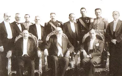 Presidente Emiliano Figueroa junto a su gabinete