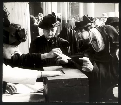 Mujeres votando en elecciones municipales