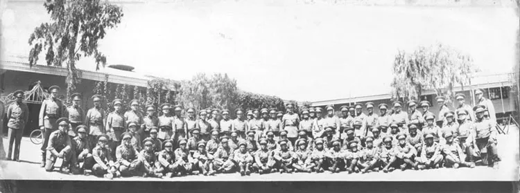 Militares posando en patio de regimiento
