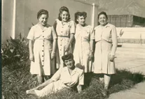 Damas posando en un jardín