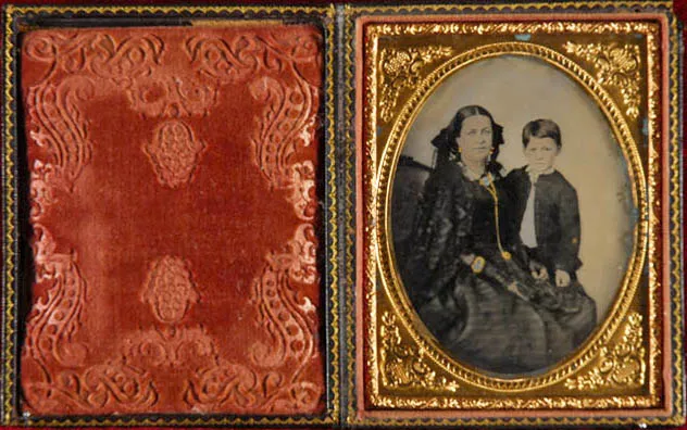 Retrato femenino junto a un niño