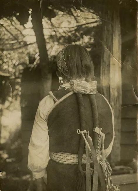 Mujer Mapuche de Espalda