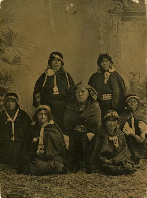 Hombre y Mujeres Mapuches