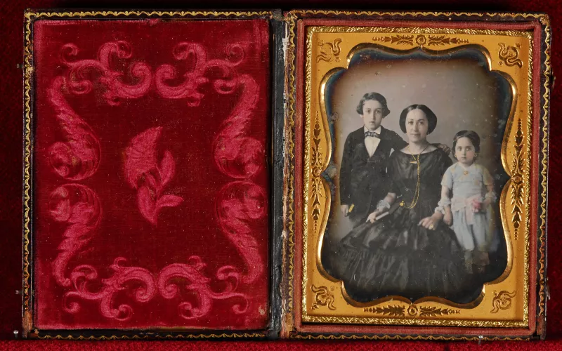 Retrato femenino con un niño y una niña