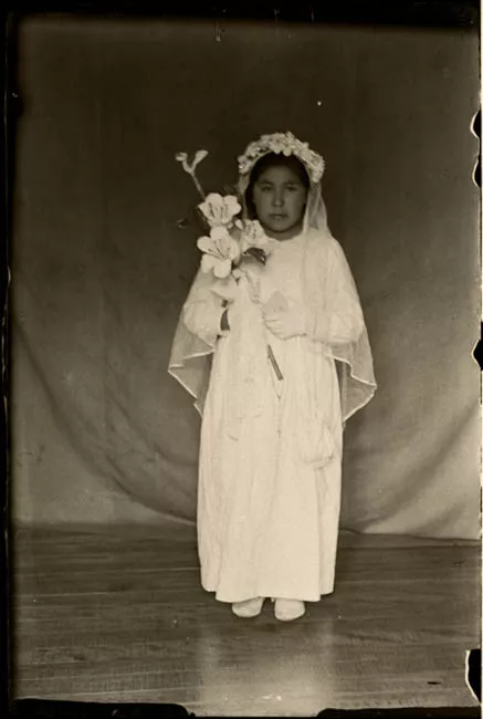 Niña en el día de su Primera Comunión
