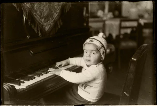 Niño con piano