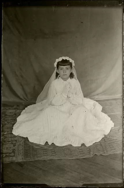 Niña en el día de su Primera Comunión