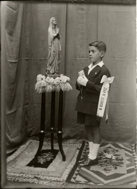 Juan W. Klenner M. celebrando su Primera Comunión