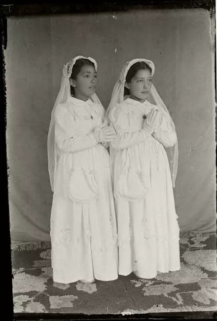 Niñas celebrando su Primera Comunión