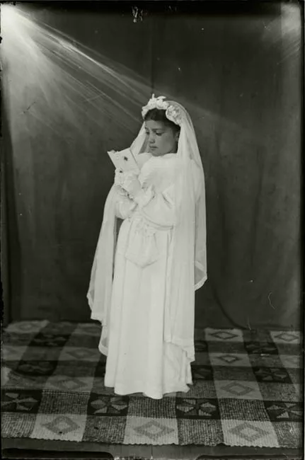 Niña celebrando su Primera Comunión