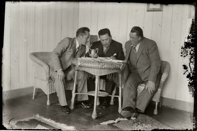 Tres hombres sentados