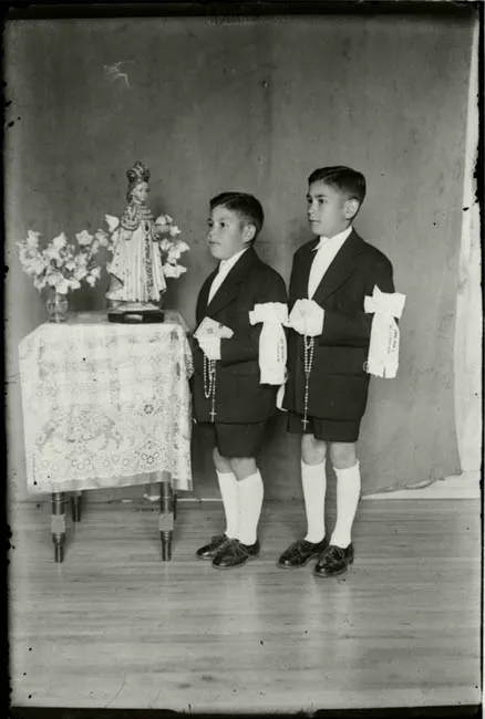 Niños celebrando su Primera Comunión