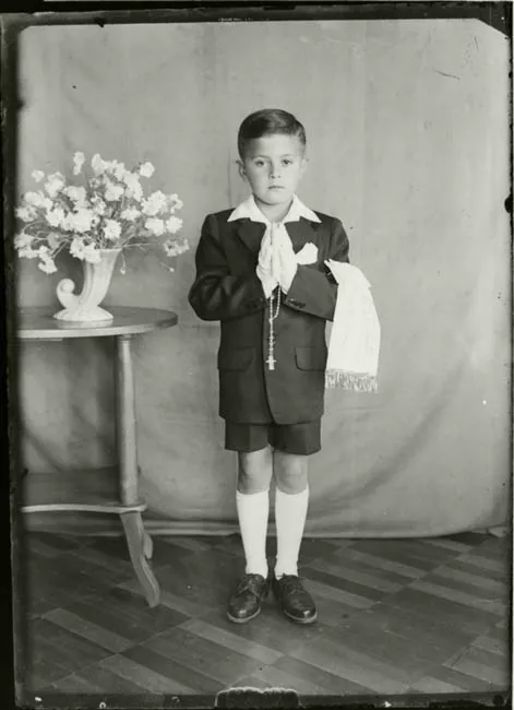 Niño celebrando su Primera Comunión
