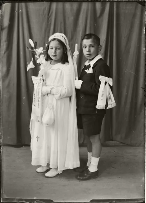 Nestor Muñóz y niña celebrando su Primera Comunión