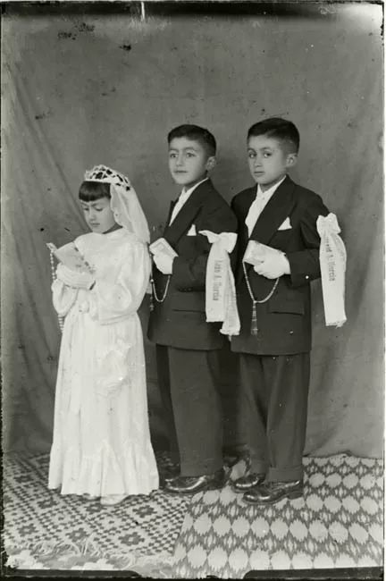 Luis A.,  David A. García  y niña celebrando su Primera Comunión