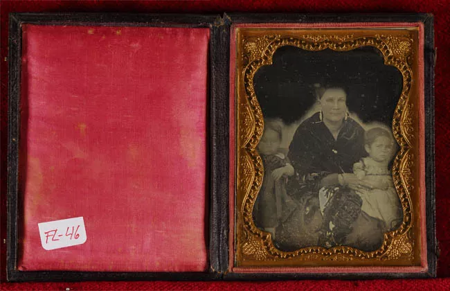 Retrato femenino con dos niños