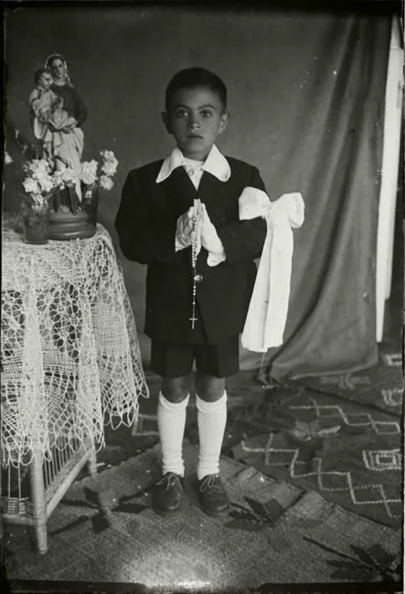 Niño celebrando su Primera Comunión