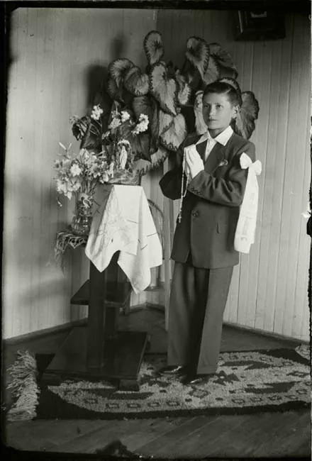 Hernán Sánchez C. celebrando su Primera Comunión