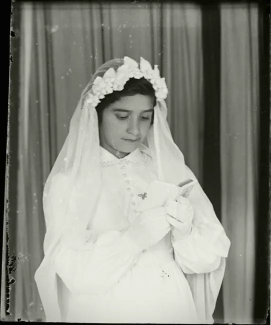 Niña celebrando su Primera Comunión