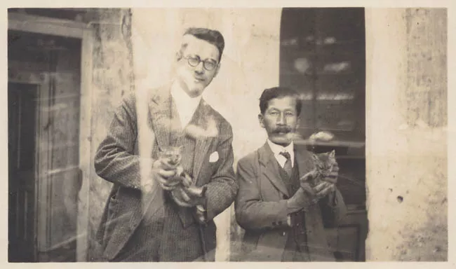 Oliver Schneider junto al mayordomo del Museo 