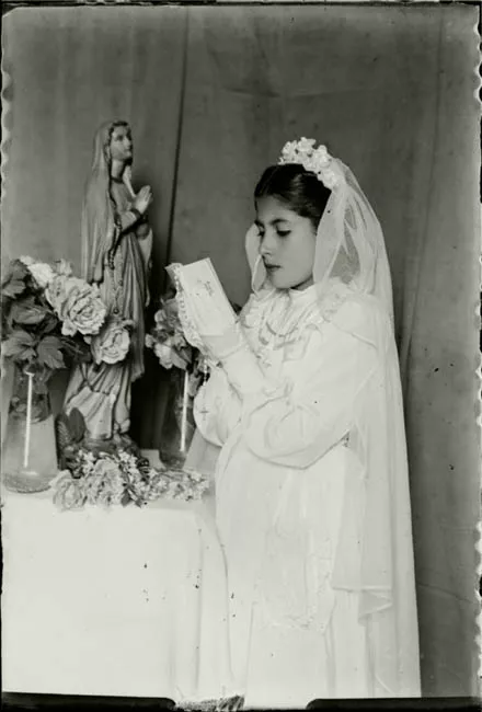 Niña celebrando su Primera Comunión