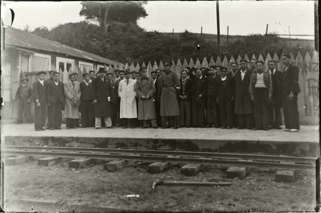 Retrato grupal en estación de ferrocarril