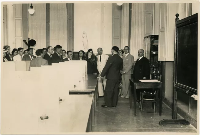 La Delegación visitando un dependencia